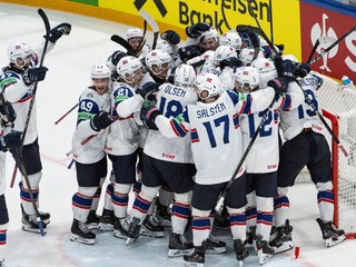 Nórski hokejisti oslavujú postup do štvrťfinále MS v hokeji 2026.