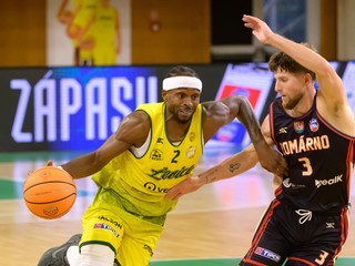 Na snímke zľava Tony Hollis Hicks (Levice) a Jackson Ryan Dubinski (Komárno) v zápase 3. kola.
