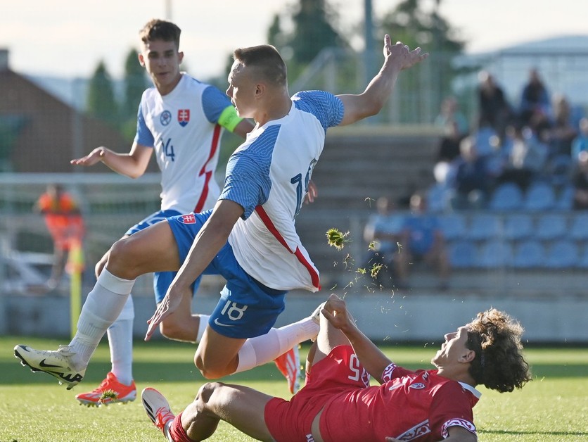 Zľava Mário Sauer, Nino Marcelli a Doru Calestru v prípravnom zápase Slovensko U21 - Moldavsko U21.