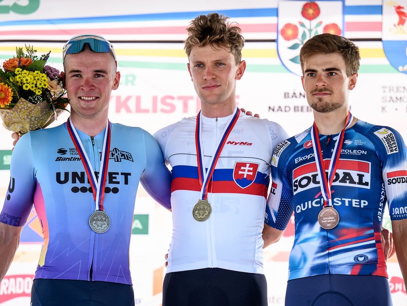 Matthias Schwarzbacher vyhral časovku na MSR pred Lukášom Kubišom a Martinom Svrčekom.