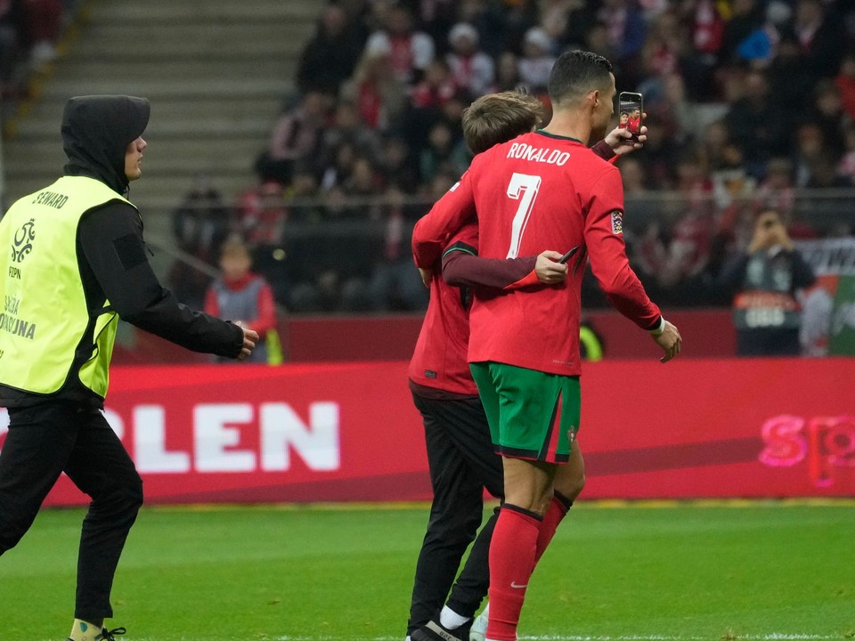 Cristiano Ronaldo sa fotí s fanúšikom, ktorý vbehol na ihrisko.