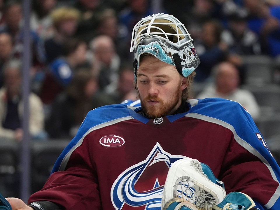 Brankár Mackenzie Blackwood v drese Colorado Avalanche.