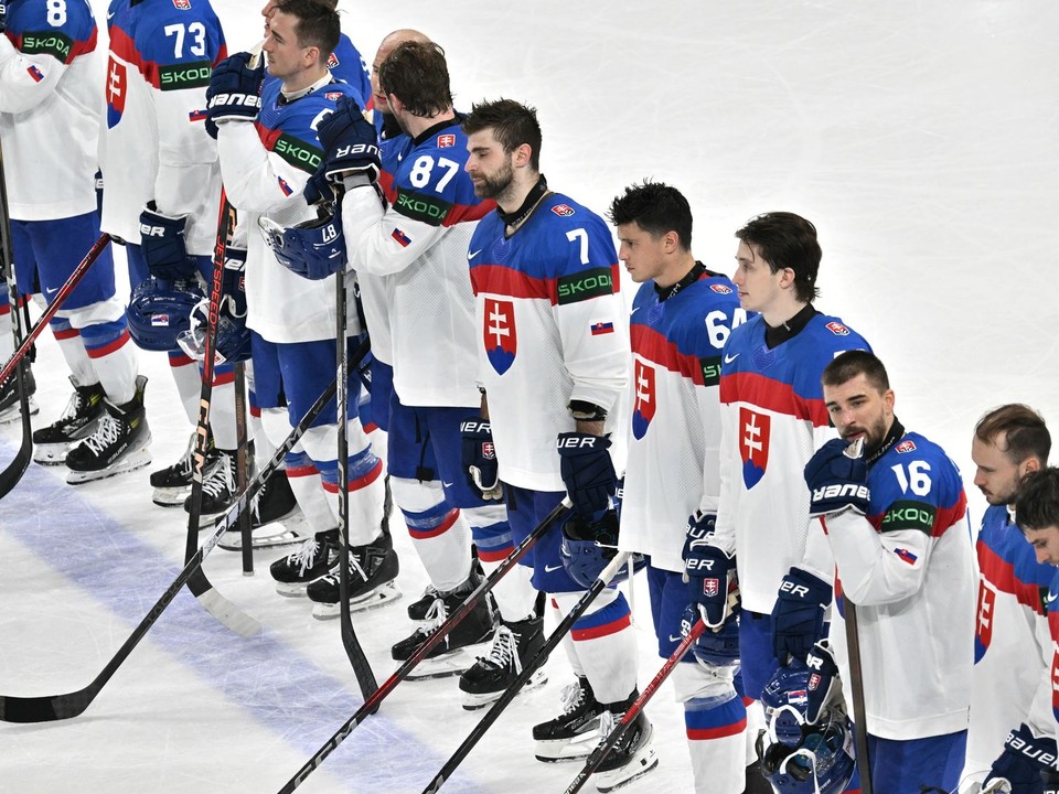 Slovenskí hokejisti po prehre v zápase Slovensko - Lotyšsko v skupine A na MS v hokeji 2025.