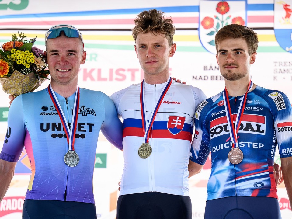 Matthias Schwarzbacher vyhral časovku na MSR pred Lukášom Kubišom a Martinom Svrčekom.