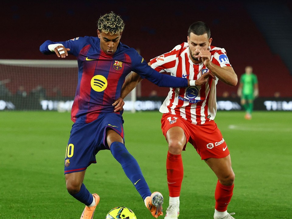 Lamine Yamal a Dávid Hancko.