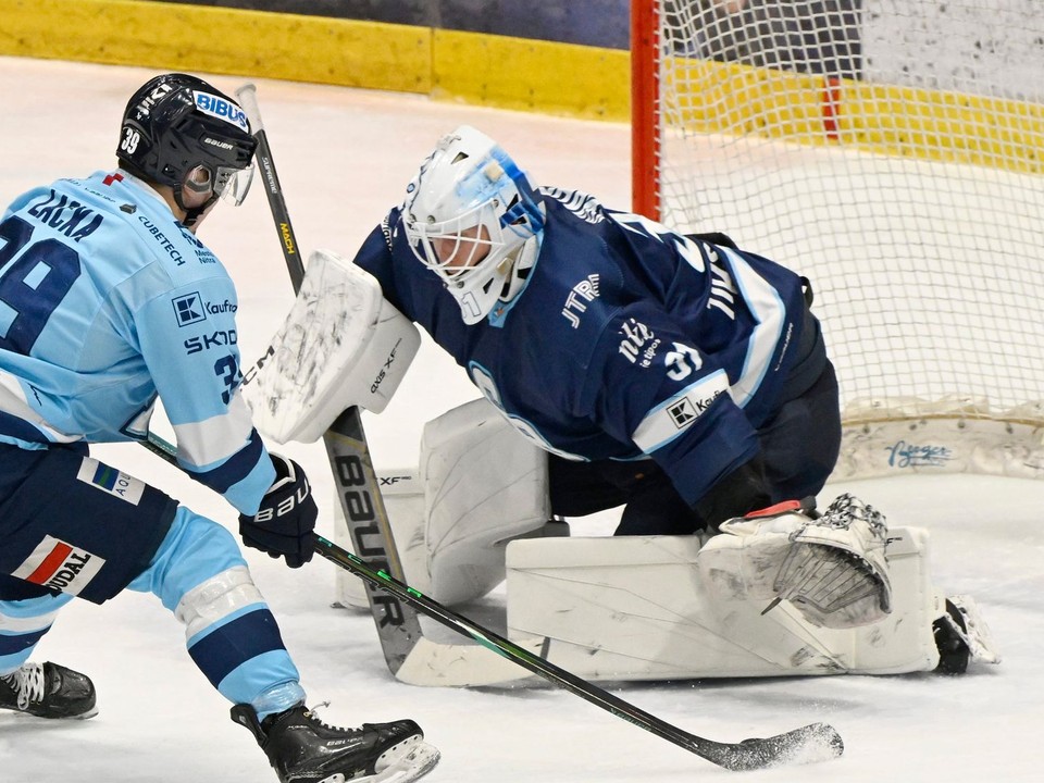Na snímke vľavo Jakub Lacka (Nitra) a brankár Henri Kiviaho (Slovan) počas zápasu 45. kola Tipsport ligy.