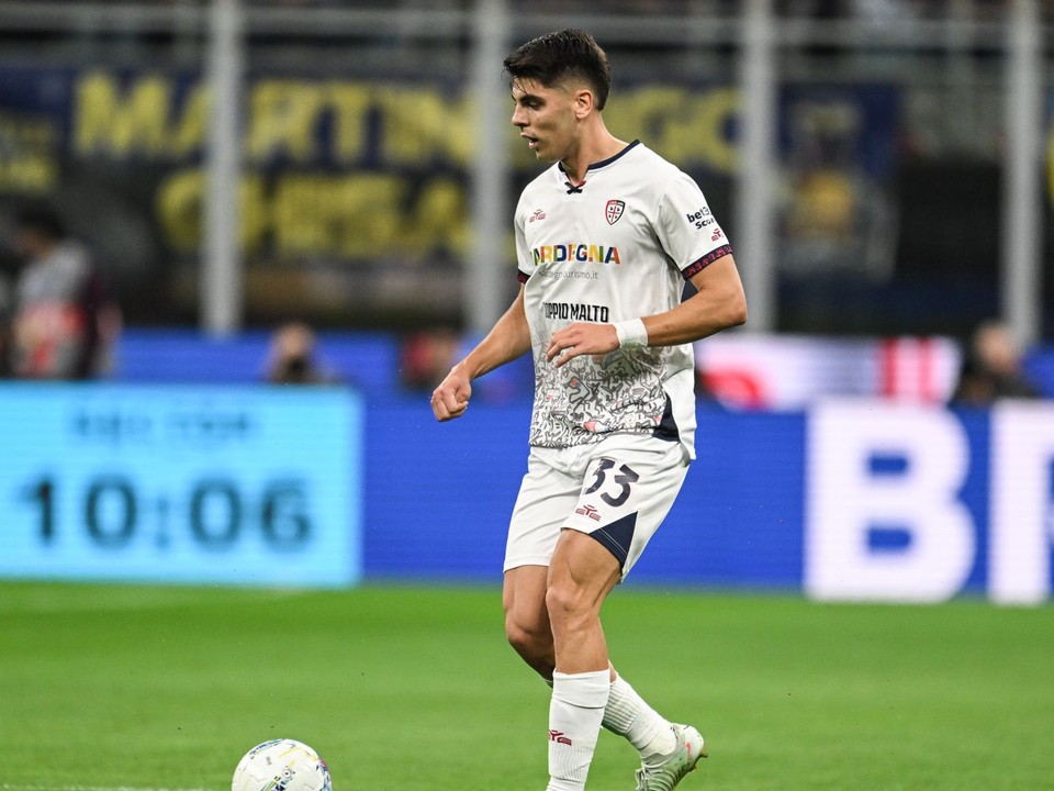 Adam Obert v drese Cagliari Calcio.