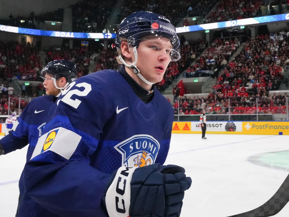 Fínsky útočník Lenni Hämeenaho sa teší z gólu v zápase proti USA na MS v hokeji 2026.