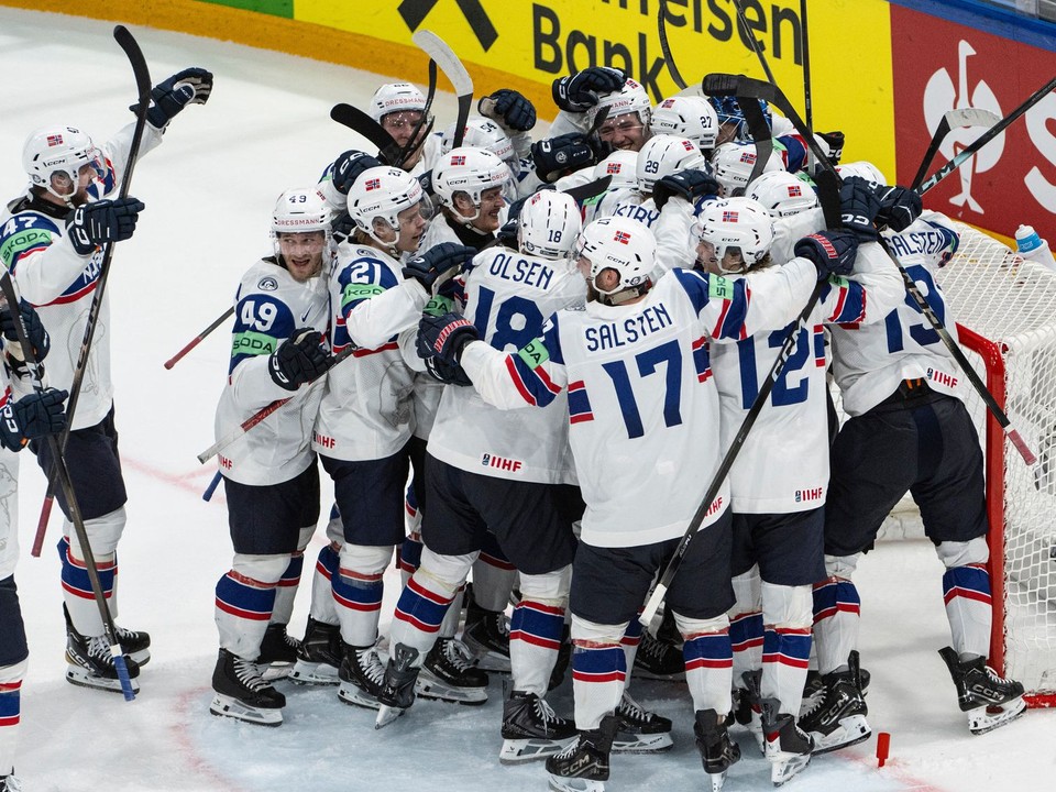 Nórski hokejisti oslavujú postup do štvrťfinále MS v hokeji 2026. 