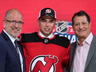 Šimon Nemec v drese New Jersey Devils počas draftu. "Diabli" ho vybrali z druhého miesta.