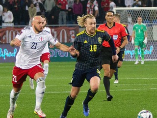 Švéd Emil Forsberg vpravo a Gruzínec Valeriane Gvilia.