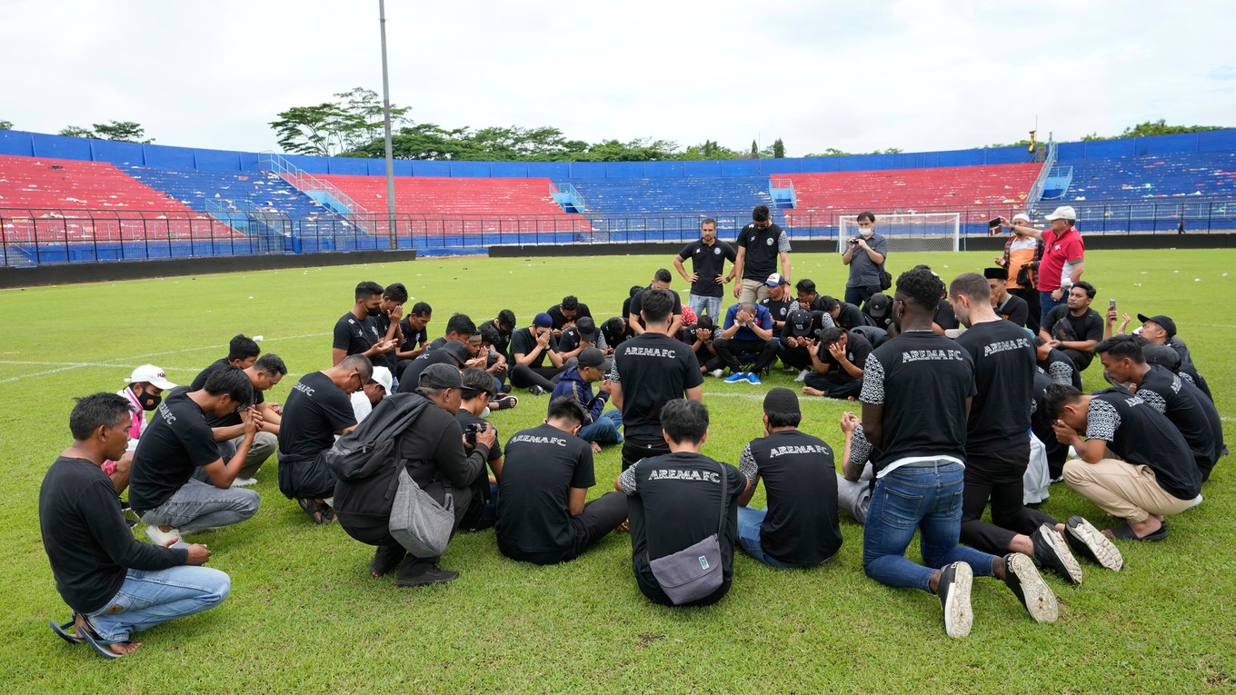 Tragédia v Indonézii po futbalovom zápase Arema Malang - Persebaya Surabaya. Hráči sa modlia za obete.