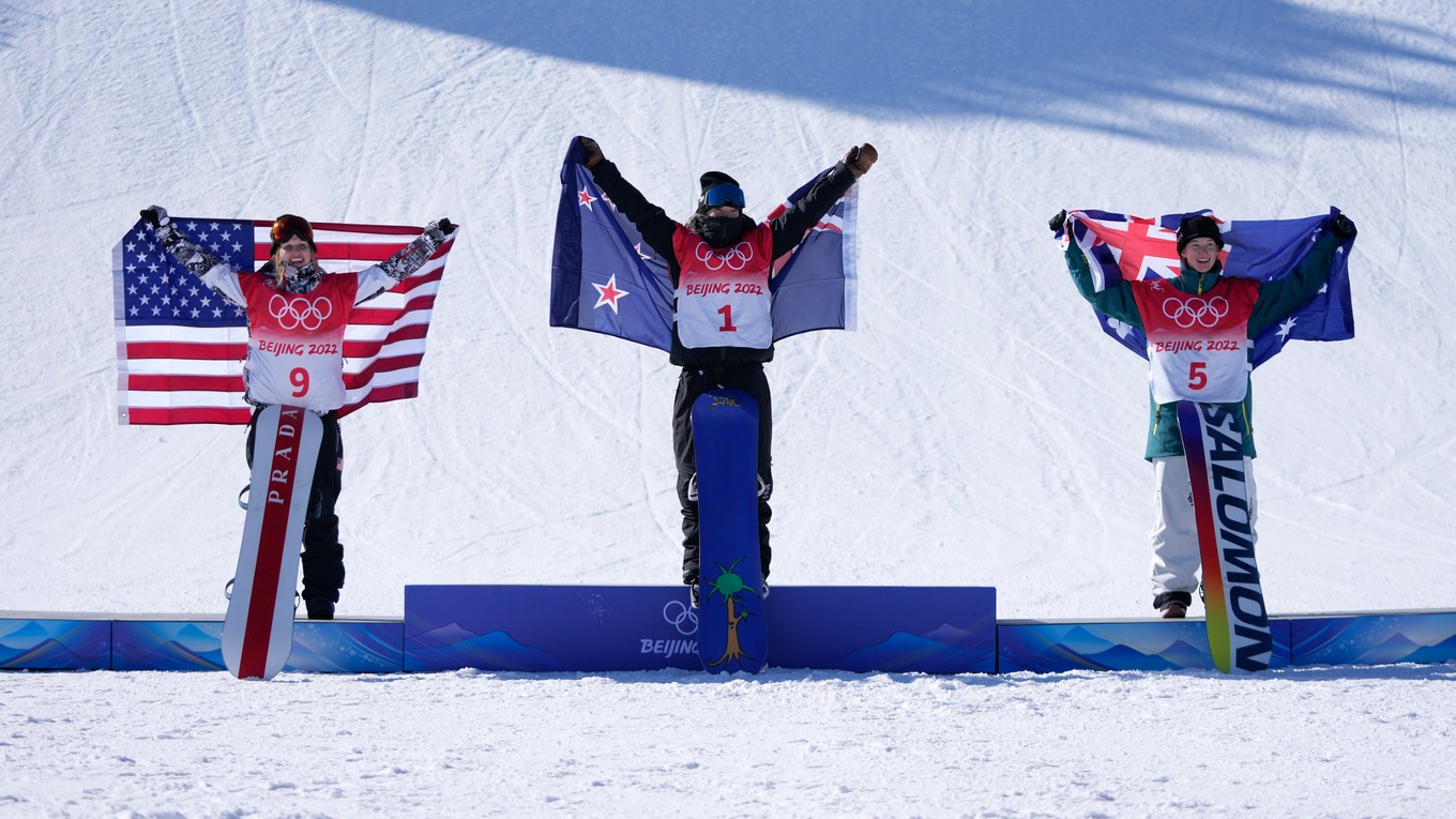 Medailistky na ZOH 2022 v Pekingu v snoubordingu, slopestyle: zlatá Zoi Sadowská-Synnottová (Nový Zéland), strieborná Julia Marinová (USA) a bronzová Tess Coadyová (Austrália).