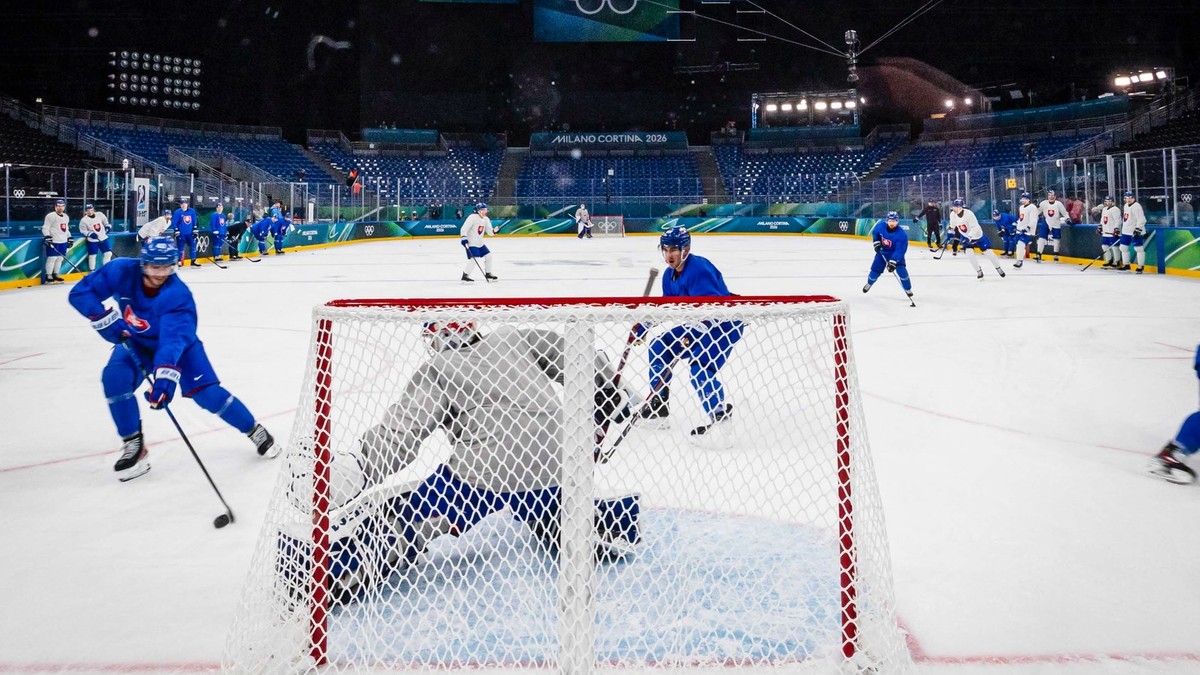 Slovenskí hokejisti počas tréningu na ZOH 2026.