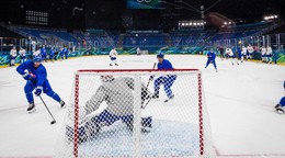 Slovenskí hokejisti počas tréningu na ZOH 2026.