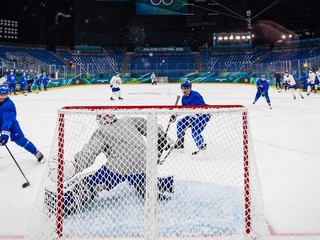 Slovenskí hokejisti počas tréningu na ZOH 2026.