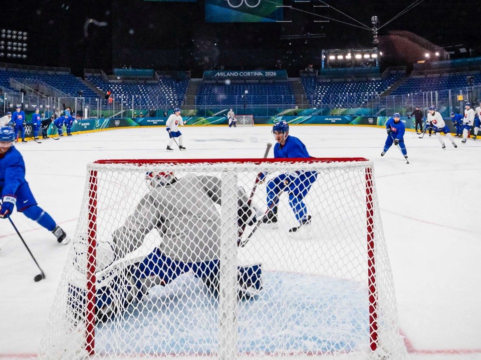 Slovenskí hokejisti počas tréningu na ZOH 2026.