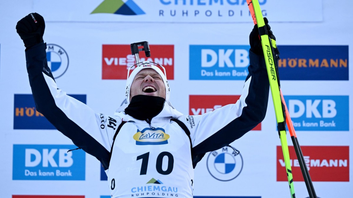 Nórsky biatlonista Johannes Dale-Skjevdal sa teší z triumfu.