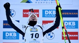 Nórsky biatlonista Johannes Dale-Skjevdal sa teší z triumfu.