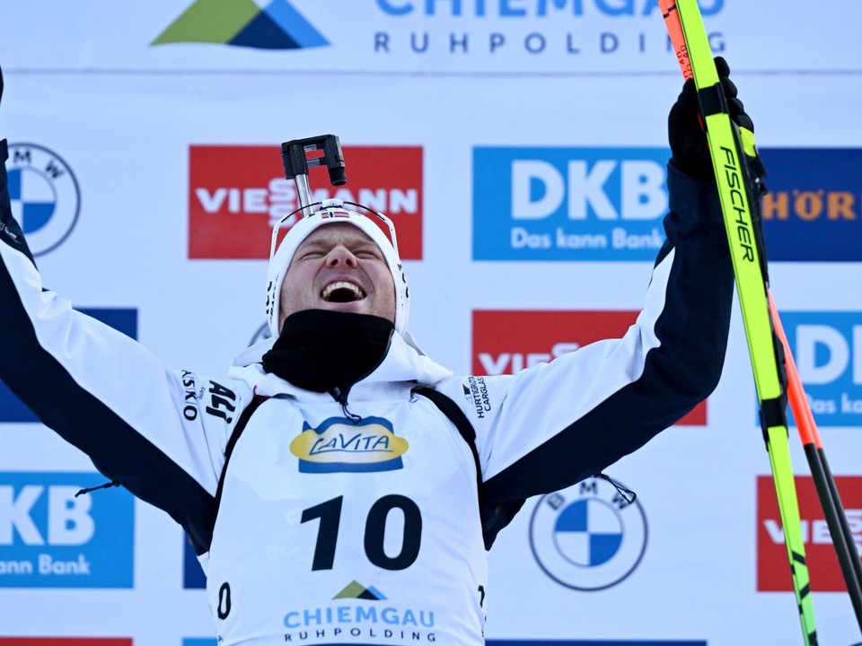 Nórsky biatlonista Johannes Dale-Skjevdal sa teší z triumfu.