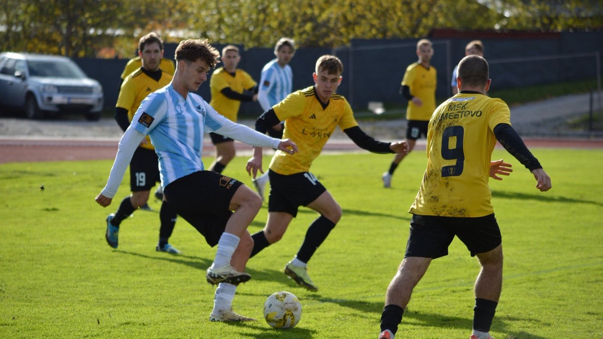 V deň trénerových narodenín bodovali u lídra. Tretia liga sa vyrovnáva, tvrdí domáci kouč