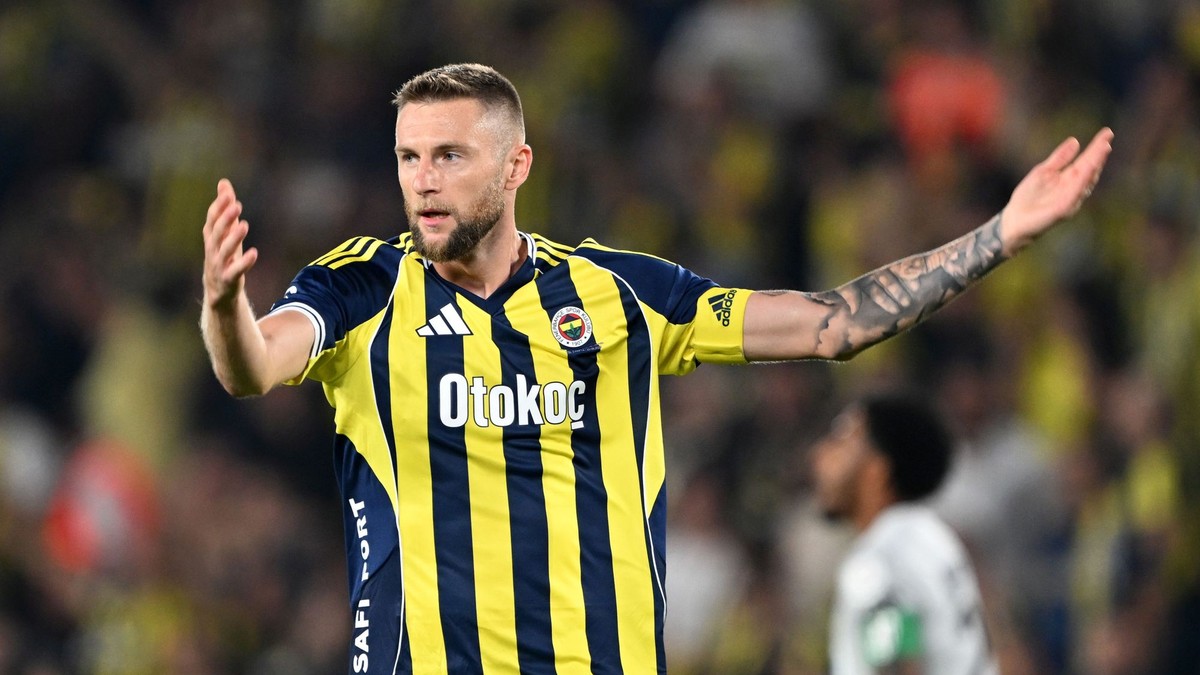 Slovenský futbalista v dree Fenerbahce Istanbul Milan Škriniar.