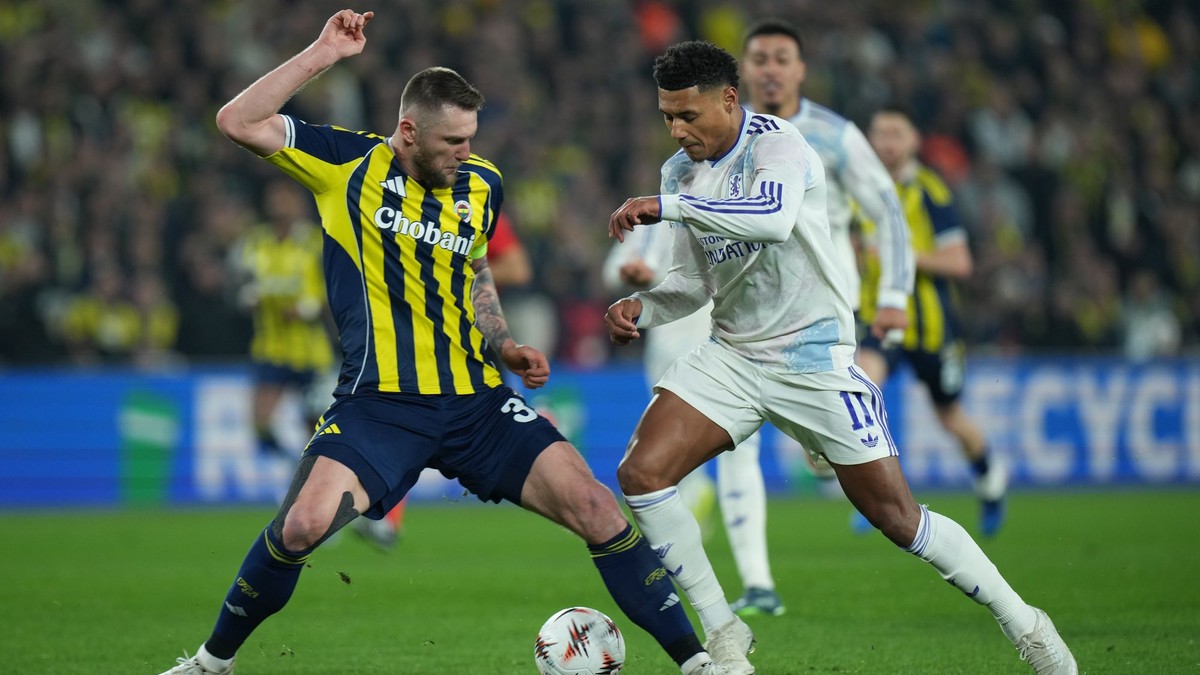 Slovenský hráč Fenerbahce Milan Škriniar (vľavo) bojuje o loptu s Olliem Watkinsom z Aston Villy počas zápasu 7. kola ligovej fázy Európskej ligy.