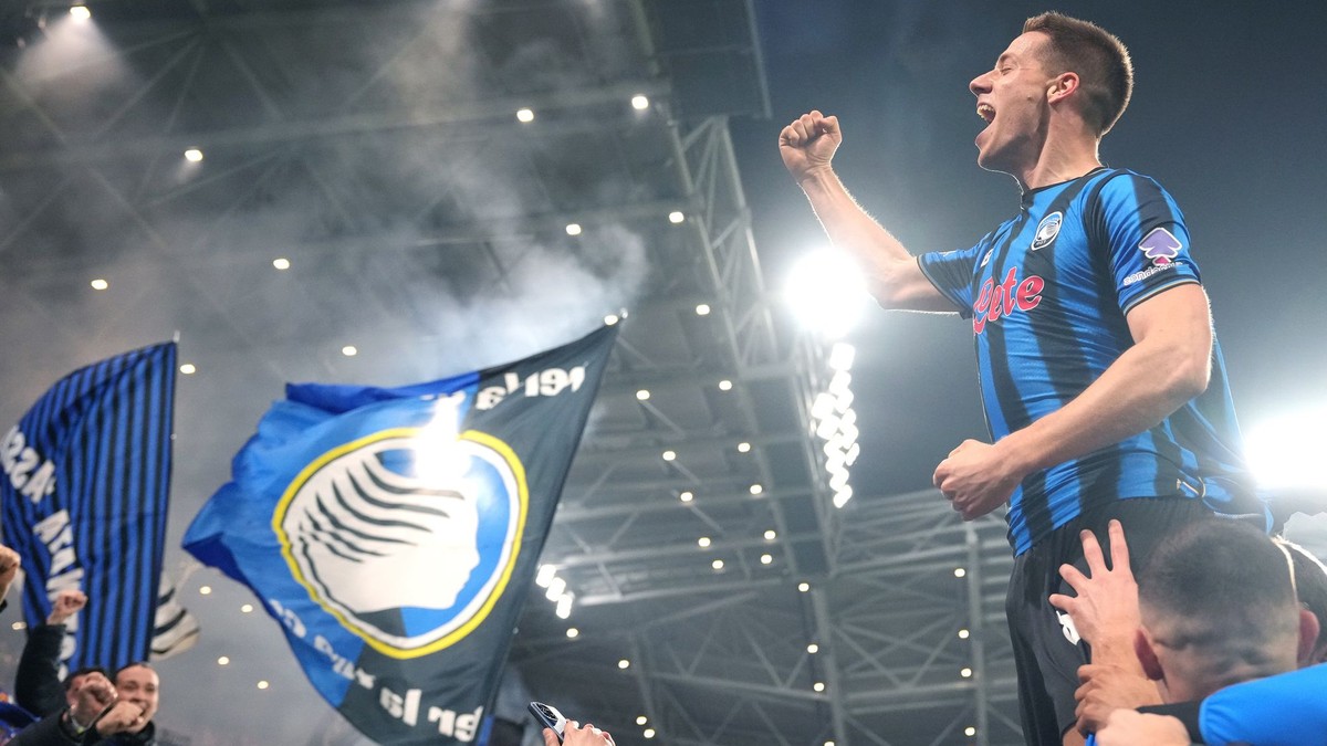 Hráč Atalanty Mario Pašalič (hore vpravo) oslavuje po tom, ako strelil tretí gól počas zápasu odvety play off o postup do osemfinále Ligy majstrov Atalanta Bergamo - Borussia Dortmund