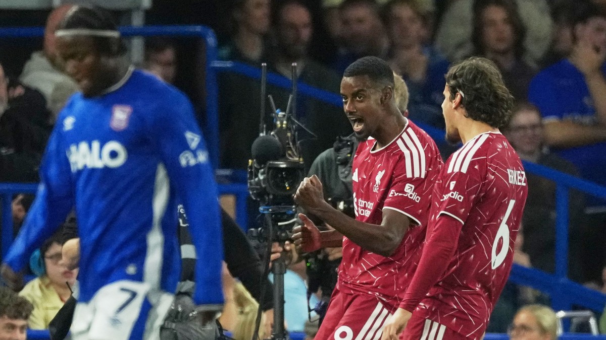 Hráč Liverpoolu Alexander Isak (uprostred) oslavuje so spoluhráčom Milosom Kerkezom po tom, ako strelil druhý gól v zápase.