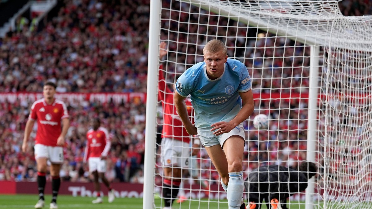 Erling Haaland v drese Manchestru City proti United.