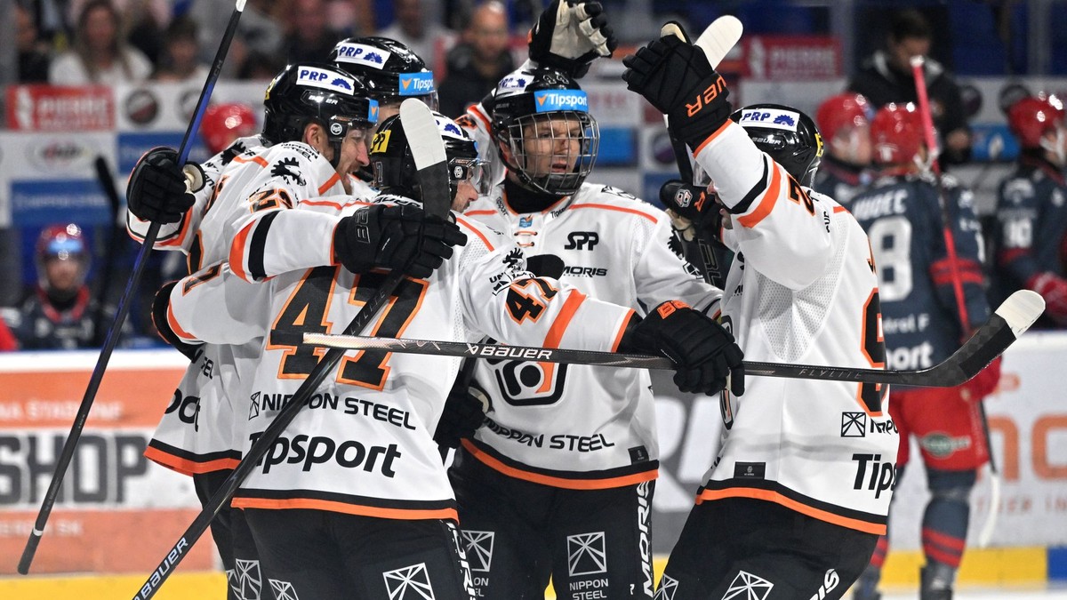 Hokejisti HC Košice sa radujú z gólu