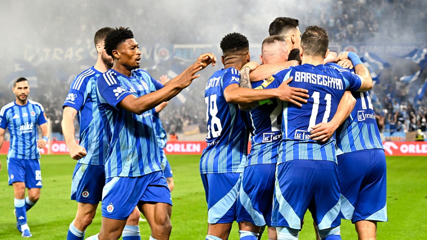 Futbalisti Slovana sa tešia z gólu.