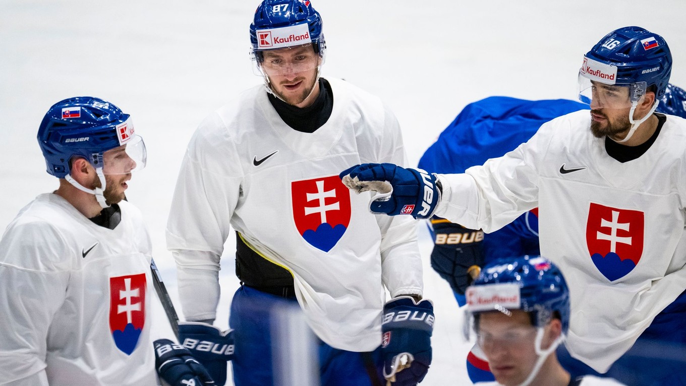 Na snímke slovenskí hokejoví reprezentanti zľava Matúš Sukeľ, Pavol Regenda, Róbert Lantoši a dolu Patrik Koch.