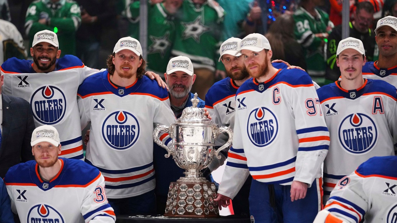 Hokejisti Edmontonu Oilers oslavujú postup do finále NHL.
