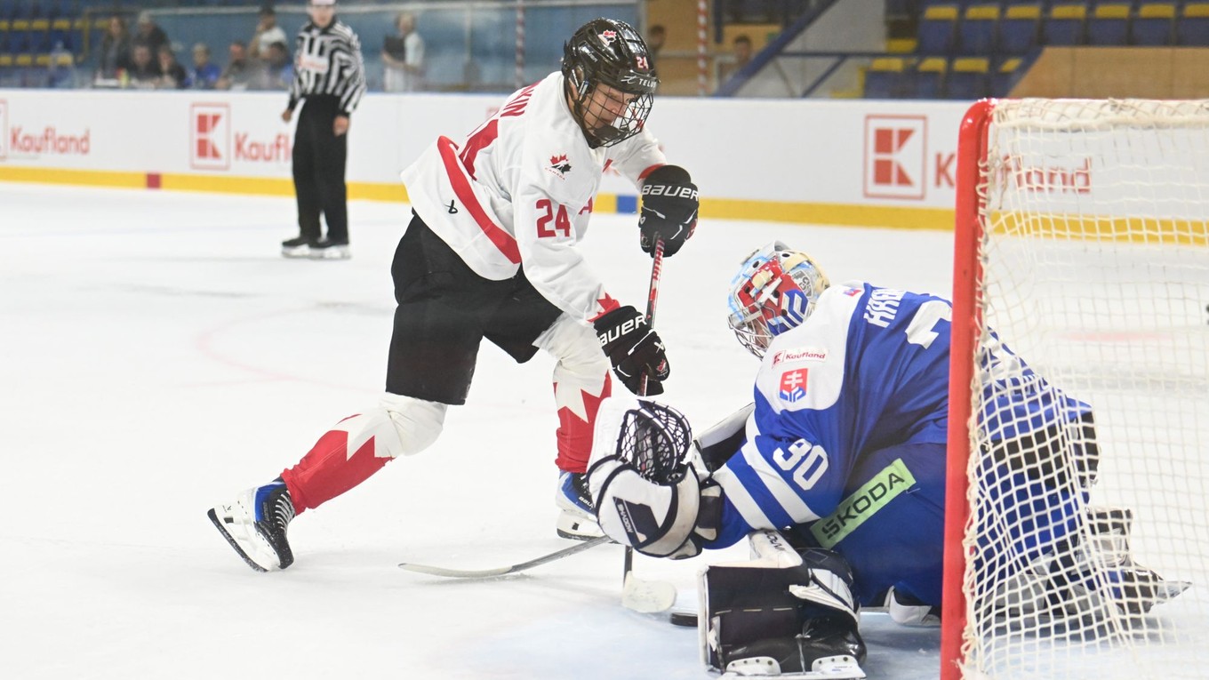 Dimian Zhilkin prekonáva Samuela Hrenáka v prípravnom zápase Slovensko U18 - Kanada U18. 