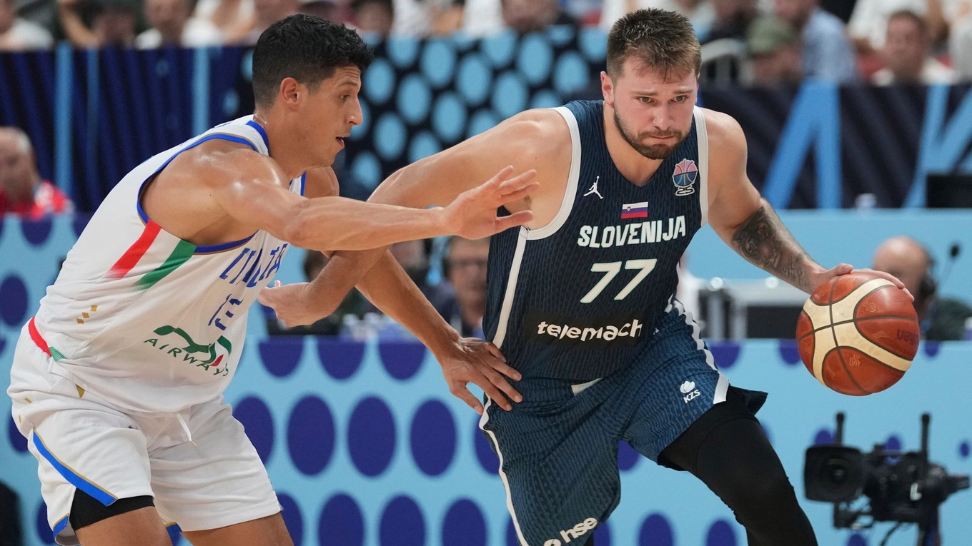 Simone Fontecchio a Luka Dončič.