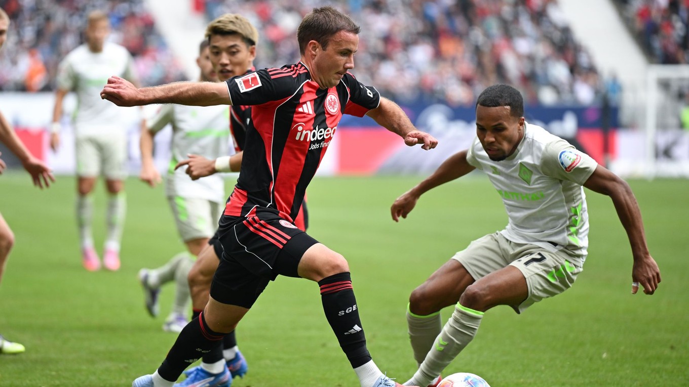 Mario Götze z Frankfurtu (vľavo).