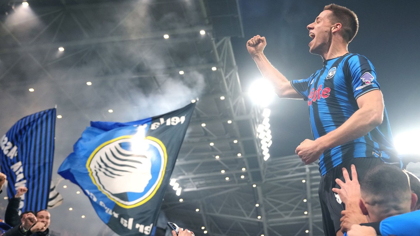 Hráč Atalanty Mario Pašalič (hore vpravo) oslavuje po tom, ako strelil tretí gól počas zápasu odvety play off o postup do osemfinále Ligy majstrov Atalanta Bergamo - Borussia Dortmund