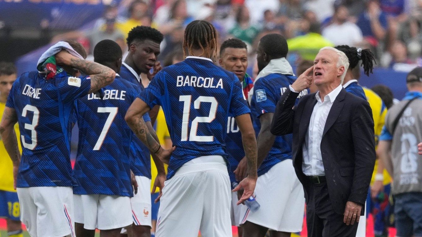 Tréner Didier Deschamps so svojimi hráčmi počas MS vo futbale 2026.