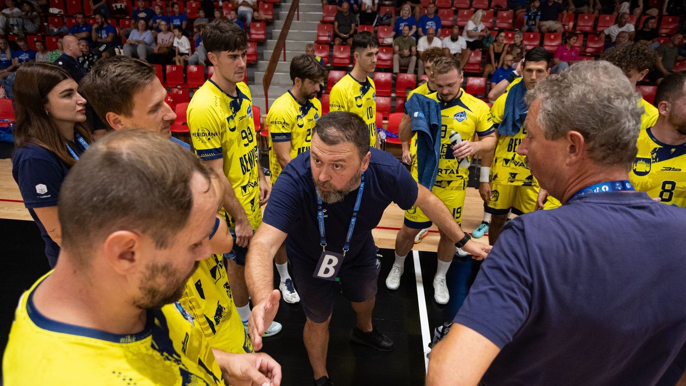 Na snímke uprostred hlavný tréner Bojníc Tomáš Mažár v zápase 1. kola Niké Handball Extraligy.