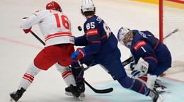 Pawel Zygmunt a Jake Sanderson počas zápasu Poľsko - USA na MS v hokeji 2024. 