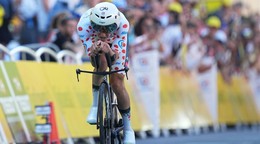 Tadej Pogačar počas časovky v 5. etape Tour de France 2025.