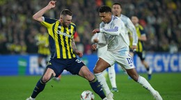 Slovenský hráč Fenerbahce Milan Škriniar (vľavo) bojuje o loptu s Olliem Watkinsom z Aston Villy počas zápasu 7. kola ligovej fázy Európskej ligy.