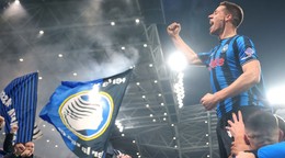 Hráč Atalanty Mario Pašalič (hore vpravo) oslavuje po tom, ako strelil tretí gól počas zápasu odvety play off o postup do osemfinále Ligy majstrov Atalanta Bergamo - Borussia Dortmund