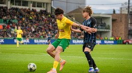 Na snímke hráč MŠK Žilina Tobiáš Pališčák (2) a hráč Club Bruggy Jessie Da Silva (72).