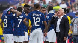 Tréner Didier Deschamps so svojimi hráčmi počas MS vo futbale 2026.