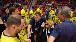 Na snímke uprostred hlavný tréner Bojníc Tomáš Mažár v zápase 1. kola Niké Handball Extraligy.