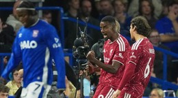 Hráč Liverpoolu Alexander Isak (uprostred) oslavuje so spoluhráčom Milosom Kerkezom po tom, ako strelil druhý gól v zápase.