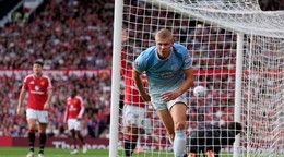 Erling Haaland v drese Manchestru City proti United.