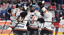 Hokejisti HC Košice sa radujú z gólu